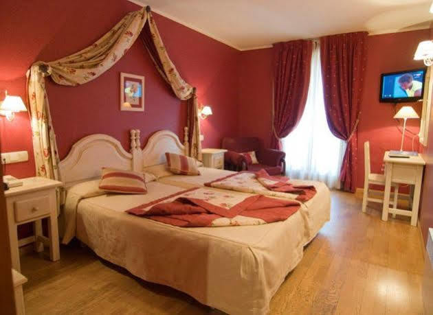 Hotel Pradas Jaca Zewnętrze zdjęcie